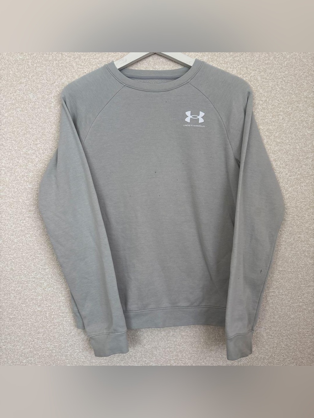 Under Armour woman’s Light Gray Crewneck Athleisure Sweater sweatshirt